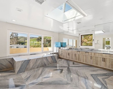 25302 Malibu Road - Photo Thumbnail 15