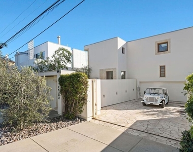 25302 Malibu Road - Photo Thumbnail 32