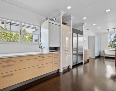 910 N Crescent Drive - Photo Thumbnail 9