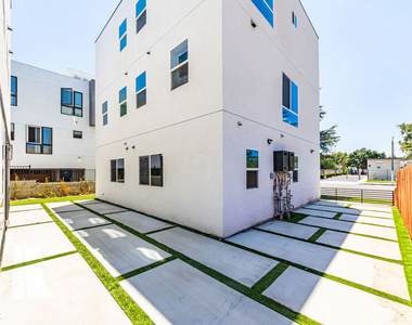 6700 Balboa Boulevard - Photo Thumbnail 27