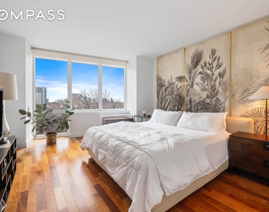 West 237th Street - Photo Thumbnail 4