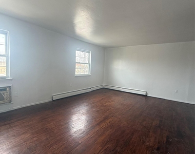 259-54 Craft Avenue - Photo Thumbnail 2