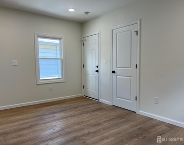 33 Obert Street - Photo Thumbnail 2