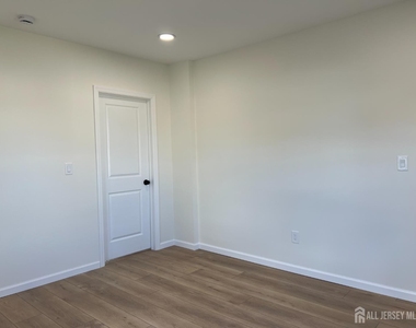 33 Obert Street - Photo Thumbnail 3