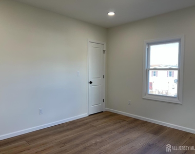 33 Obert Street - Photo Thumbnail 4