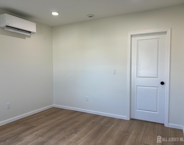 33 Obert Street - Photo Thumbnail 5