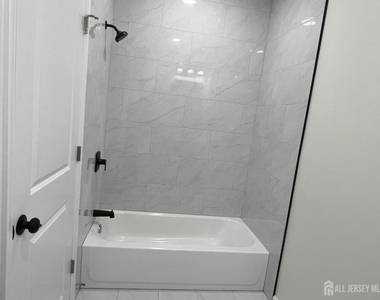33 Obert Street - Photo Thumbnail 8