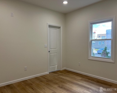 33 Obert Street - Photo Thumbnail 5