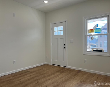 33 Obert Street - Photo Thumbnail 2