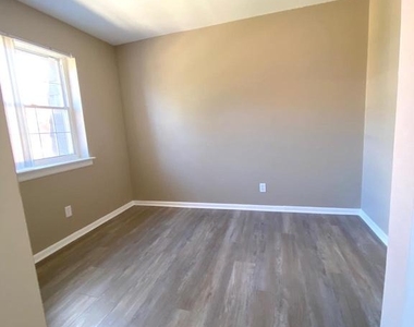 4000 Gypsy Lane - Photo Thumbnail 10