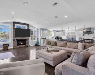 375 Kildare Drive - Photo Thumbnail 5