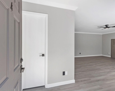 2226 Nantucket Dr - Photo Thumbnail 17