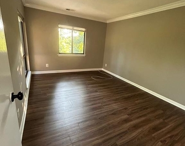 6085 Majors Lane - Photo Thumbnail 9