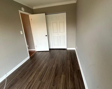 6085 Majors Lane - Photo Thumbnail 3