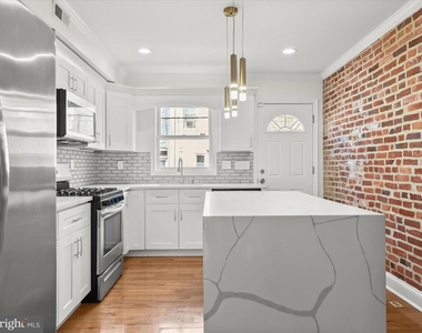 404 N Robinson Street - Photo Thumbnail 3