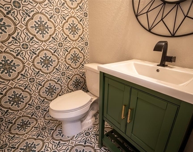 1215 Davis St - Photo Thumbnail 13