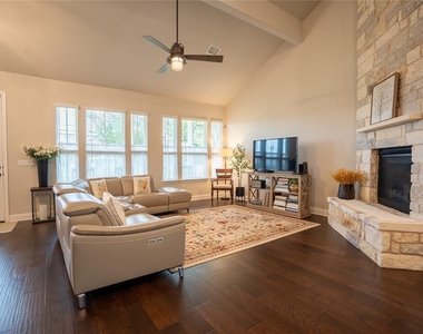 1215 Davis St - Photo Thumbnail 6