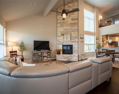 1215 Davis St - Photo Thumbnail 4