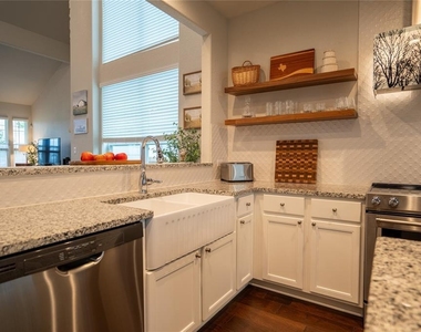 1215 Davis St - Photo Thumbnail 10