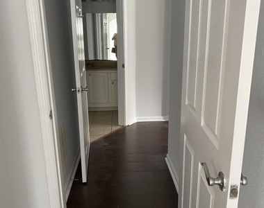10075 Gate Parkway - Photo Thumbnail 10