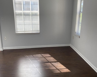 10075 Gate Parkway - Photo Thumbnail 4