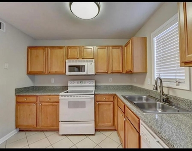 810 Summer Place - Photo Thumbnail 10