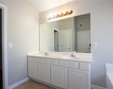 585 Chapel Walk Lane - Photo Thumbnail 20