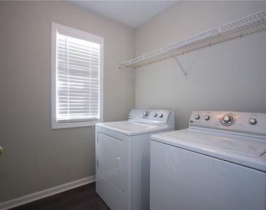 585 Chapel Walk Lane - Photo Thumbnail 31