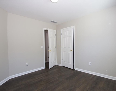 585 Chapel Walk Lane - Photo Thumbnail 16