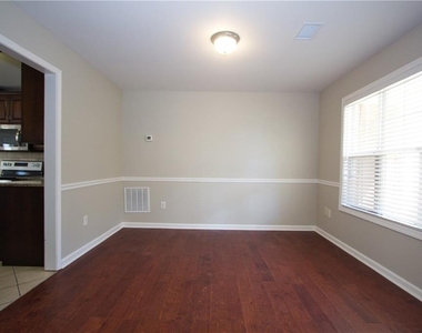 585 Chapel Walk Lane - Photo Thumbnail 2