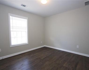 585 Chapel Walk Lane - Photo Thumbnail 23