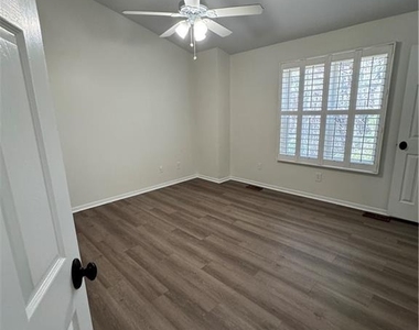 2907 Queen Anne Court - Photo Thumbnail 14