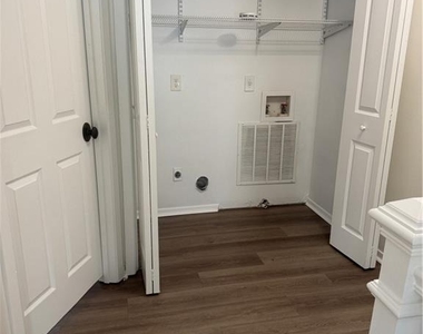 2907 Queen Anne Court - Photo Thumbnail 16