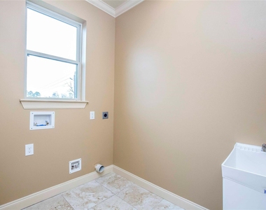 1516 Amundsen Street - Photo Thumbnail 39