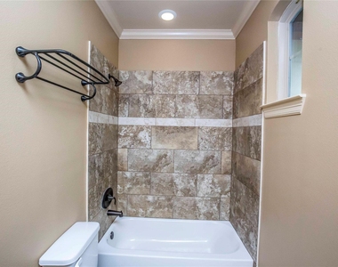 1516 Amundsen Street - Photo Thumbnail 22