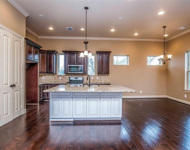 1516 Amundsen Street - Photo Thumbnail 11