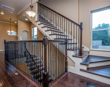 1516 Amundsen Street - Photo Thumbnail 3