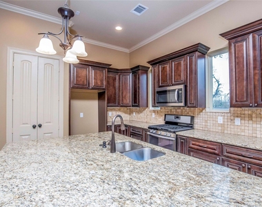 1516 Amundsen Street - Photo Thumbnail 16