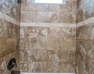 1516 Amundsen Street - Photo Thumbnail 25
