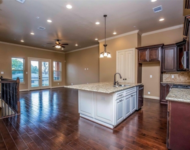 1516 Amundsen Street - Photo Thumbnail 8