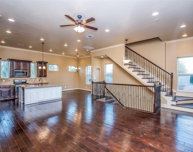 1516 Amundsen Street - Photo Thumbnail 6