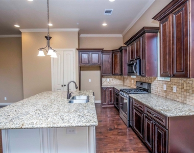 1516 Amundsen Street - Photo Thumbnail 12