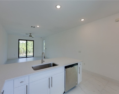 714 W 12th Street - Photo Thumbnail 19