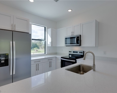 714 W 12th Street - Photo Thumbnail 8