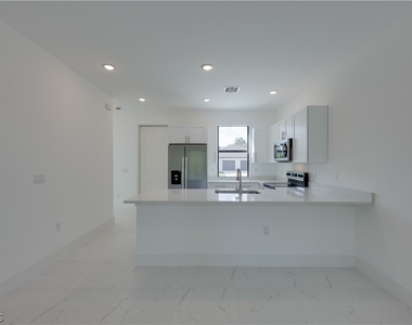 714 W 12th Street - Photo Thumbnail 18