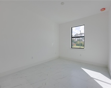 714 W 12th Street - Photo Thumbnail 15