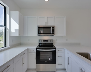 714 W 12th Street - Photo Thumbnail 3