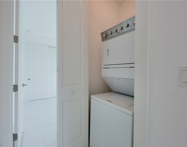 714 W 12th Street - Photo Thumbnail 9