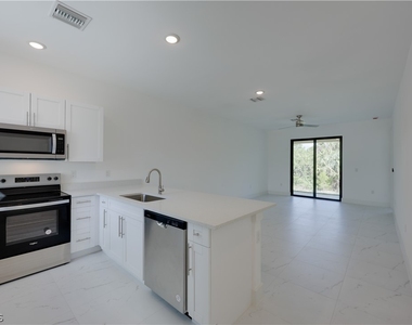 714 W 12th Street - Photo Thumbnail 6