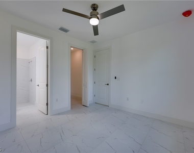 714 W 12th Street - Photo Thumbnail 14